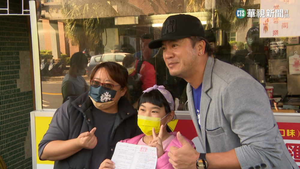 考滿分換"曹錦輝簽名球" 吸引爸媽球迷排隊