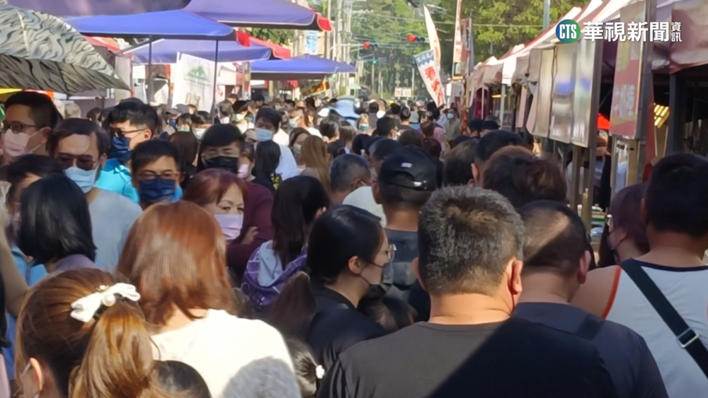 過年前最後周末 台南新化年貨大街人潮擠爆