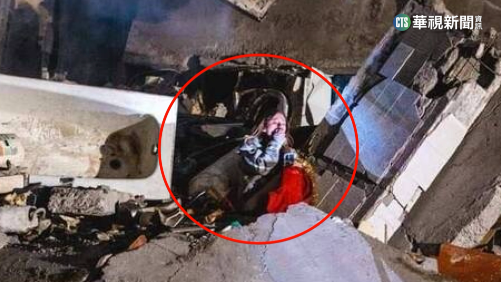 俄飛彈摧毀家園 倖存女子絕望癱坐瓦礫堆