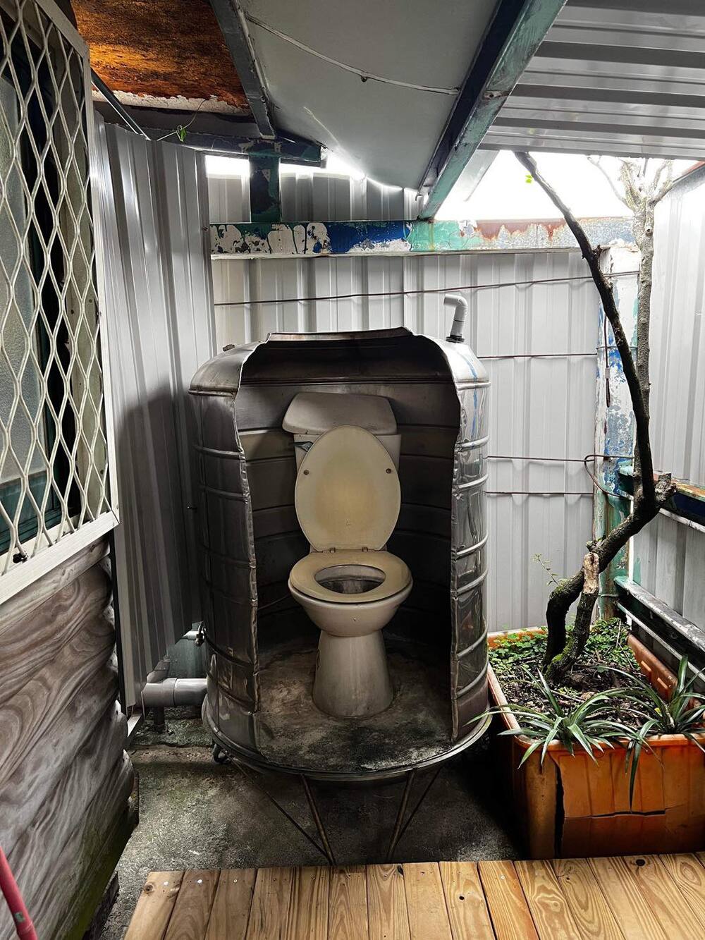 看房驚見馬桶放在水塔裡　「半開放式」馬桶網友笑稱：太空艙的概念？