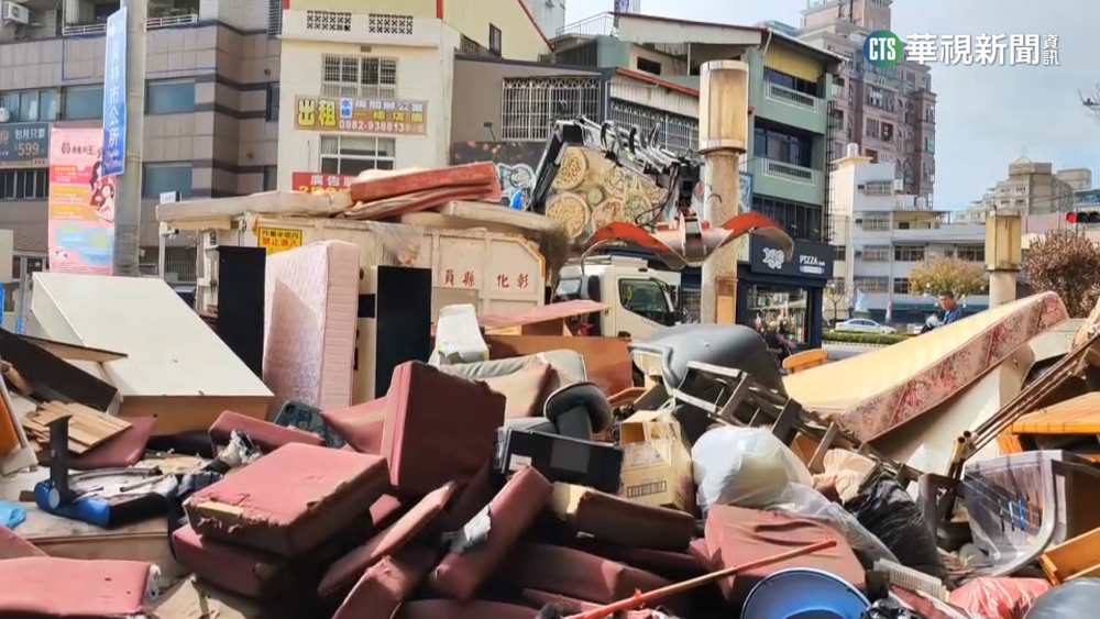年前大掃除 員林國宅丟200張床墊堆滿路