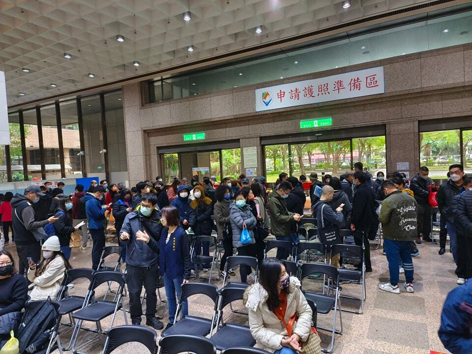 春節連假將至 外交部見「領護照」人潮 林氏璧提醒：出國要多預留時間