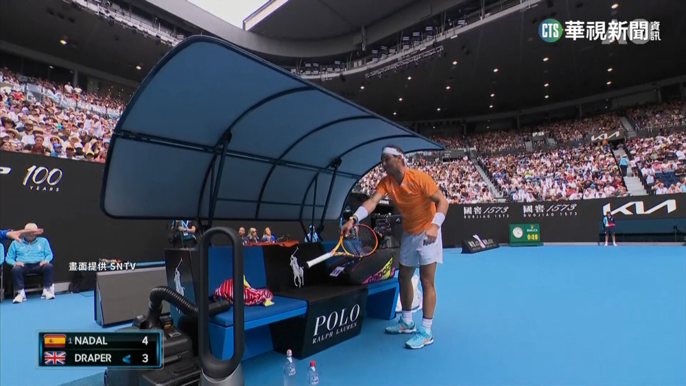 澳網首戰球僮拿錯球拍　Nadal哭笑不得