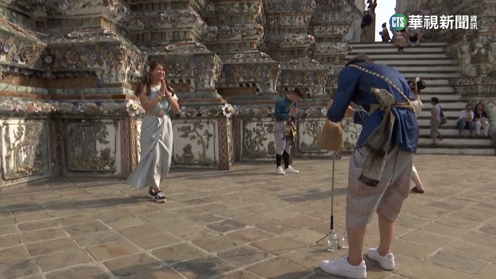 泰國必訪古蹟"鄭王廟" 觀光客穿泰服搶拍照