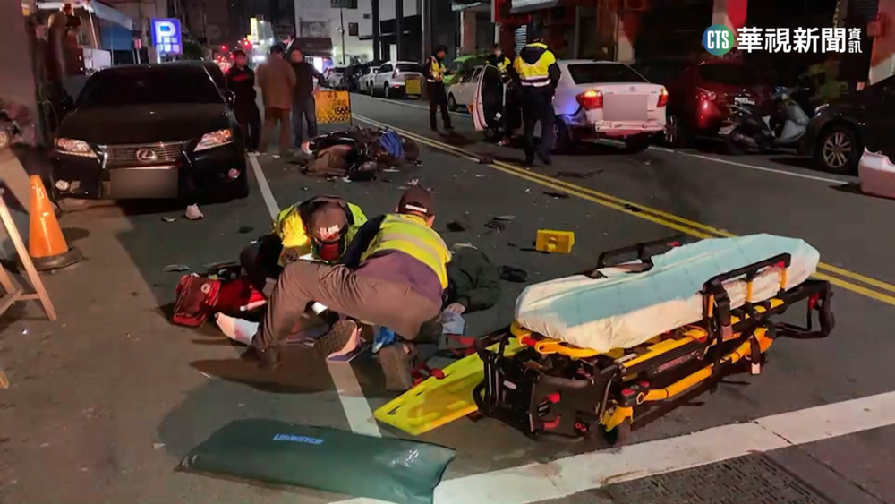 台中路口擦撞 小客車暴衝波及2無辜騎士