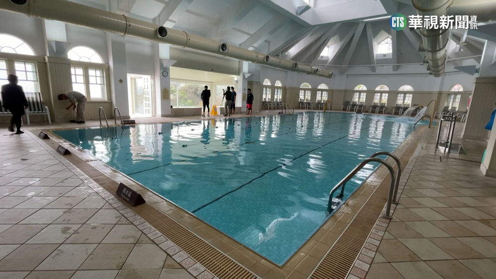 超恐怖!飯店水療池孔蓋破裂 男子被吸住險溺