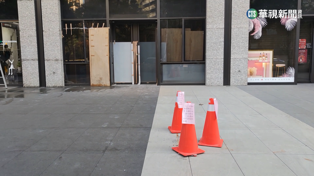 家具行疑便宜行事 吊掛500公斤木板從4樓墜落