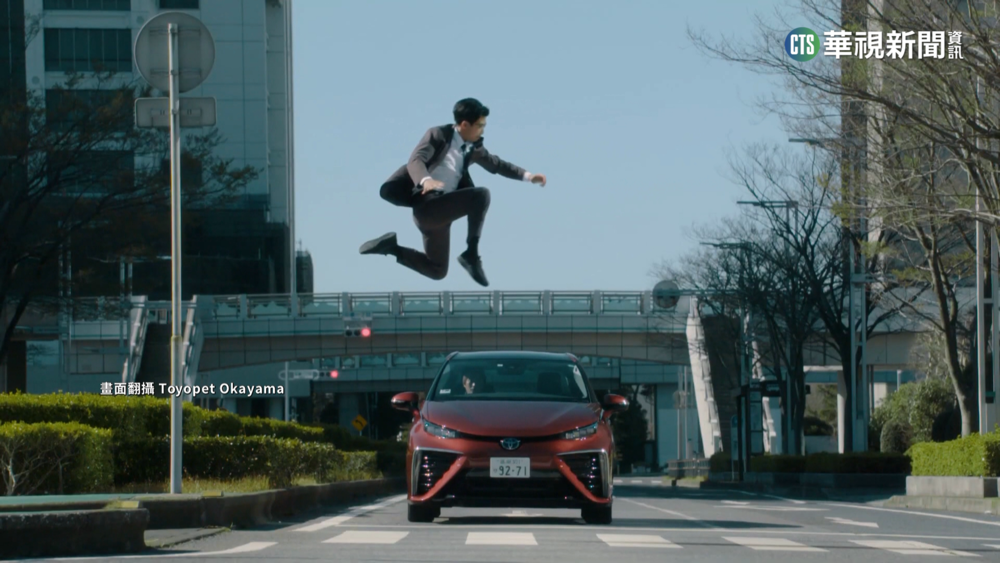 馬路如虎口！　日行人如「忍者」閃躲違規車輛