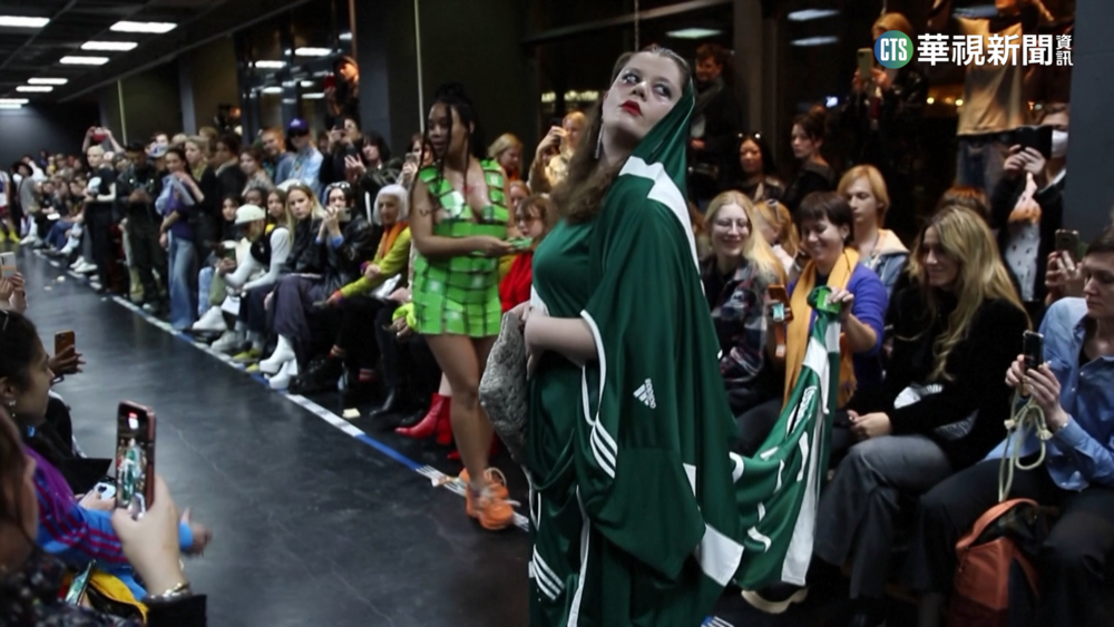 諷刺剝削勞工! 社會團體惡搞運動品牌走秀