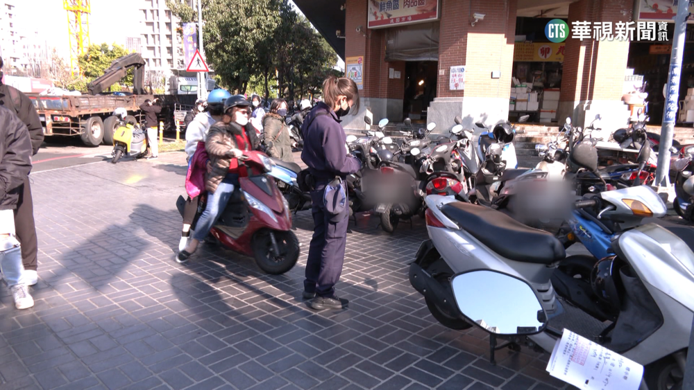 不想付錢！　新商場停車場空　人行道卻擠滿機車