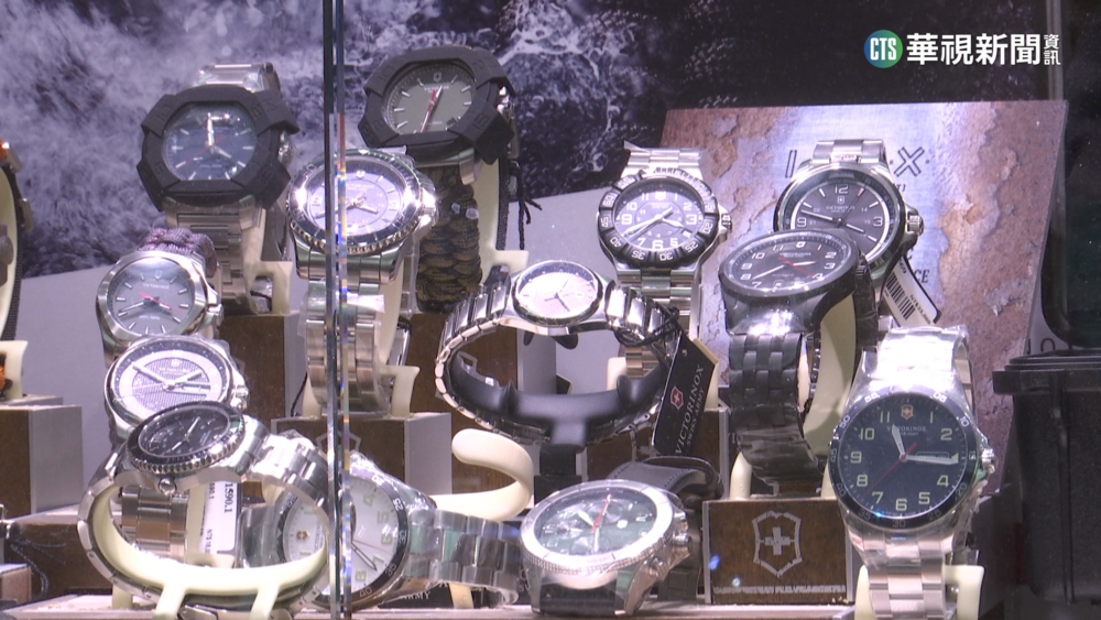 揭鐘錶行神祕客面紗 評論家:問題都很專業