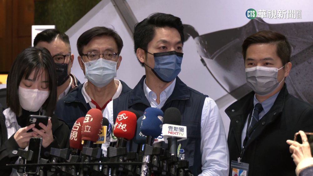 蔣萬安赴「千歲宴」同歡　拍照.簽名來者不拒