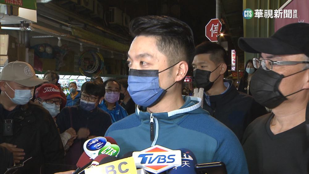 小年夜赴艋舺商圈　蔣萬安發送發財金