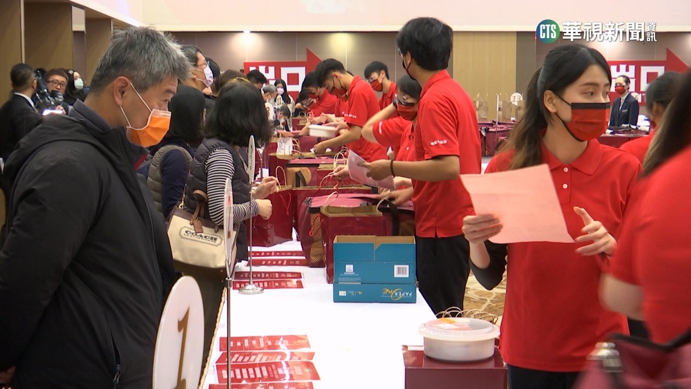 飯店預定年菜夯　民眾排隊外帶除夕年夜飯