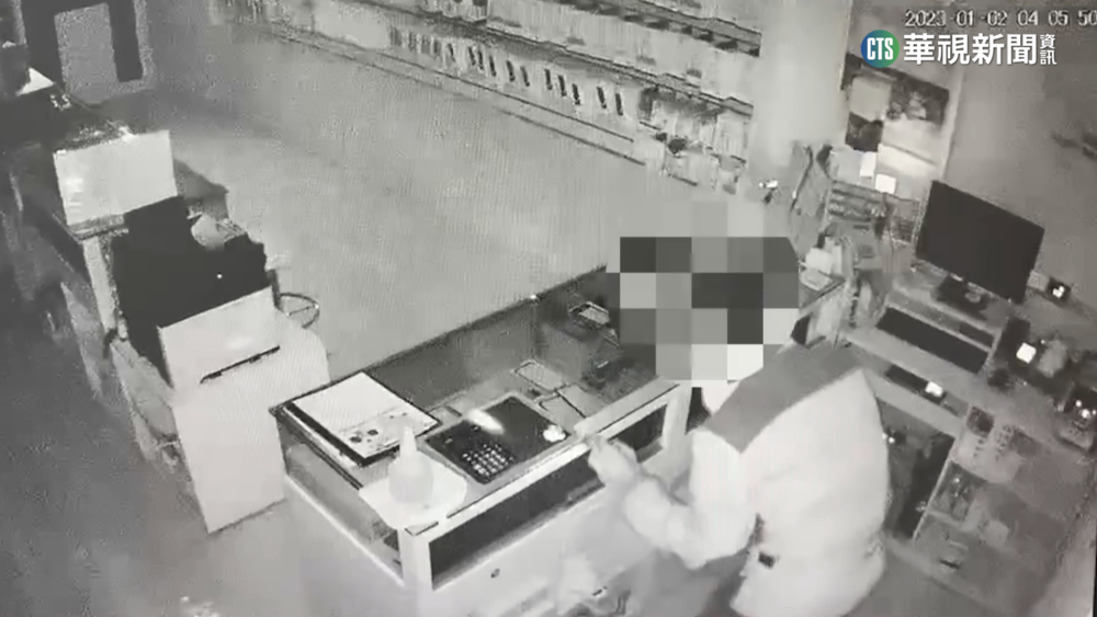慣竊破壞門鎖闖通訊行　掃走10萬現金.手機