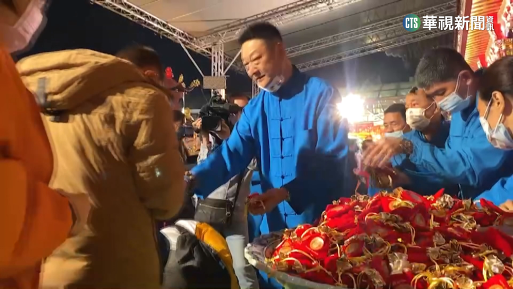 台北松山慈惠堂發錢母祈福　千人排隊領取