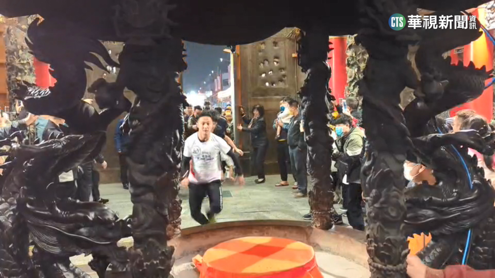 就是要搶到頭香　側滑鑽門縫、父女檔互拚