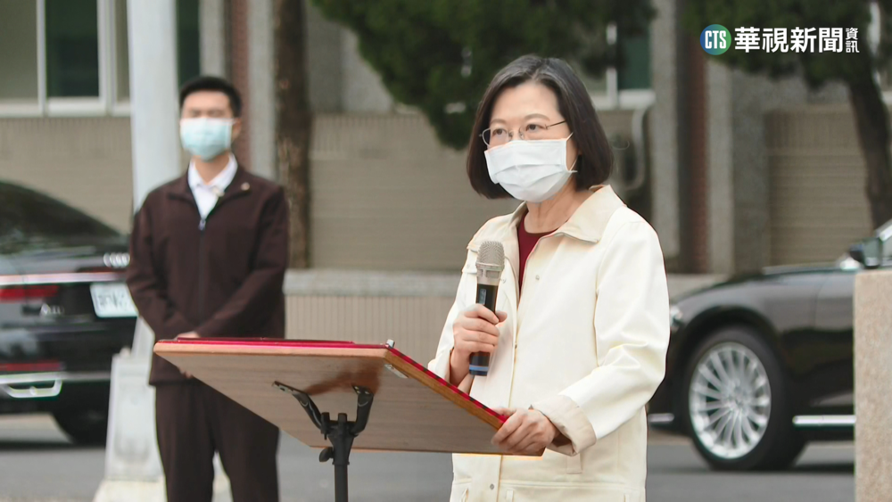 初一走春　總統視察憲兵後奔保安宮發福袋