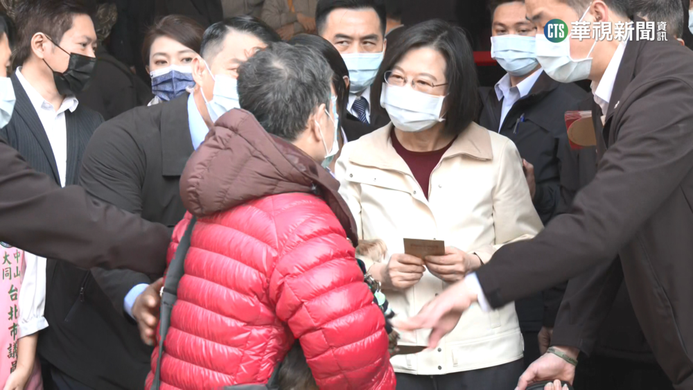 總統走春先慰問憲兵　再奔保安宮發福袋