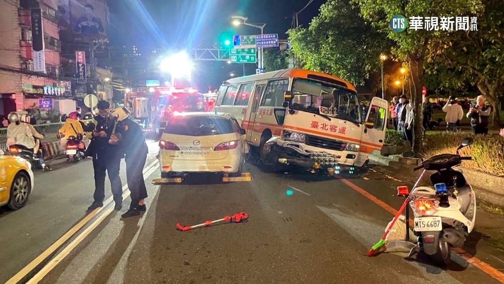 客運逆向衝撞　騎士受困車底骨折送醫