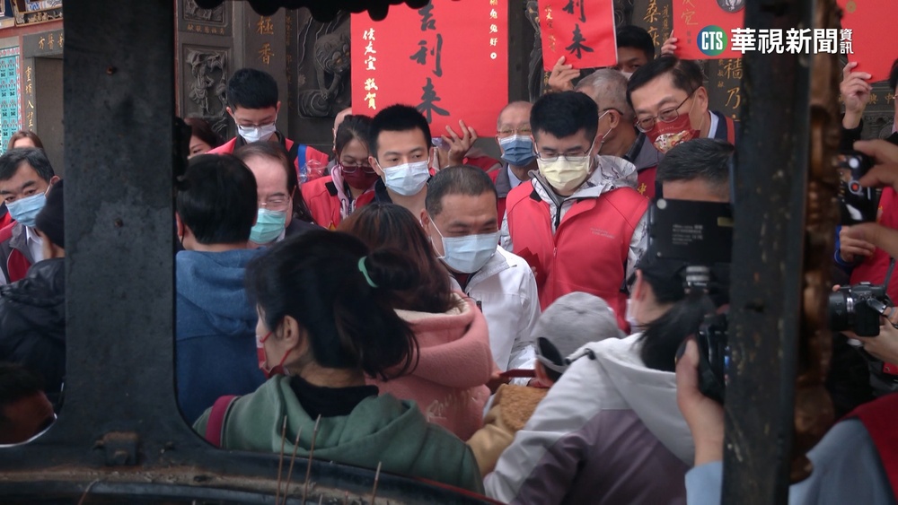 年節勤跑宮廟　侯友宜到先嗇宮發放發財金