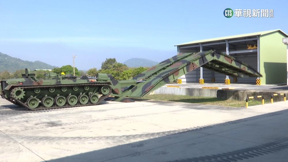 陸軍履帶機動橋　2人耗時2-5分鐘即可架設