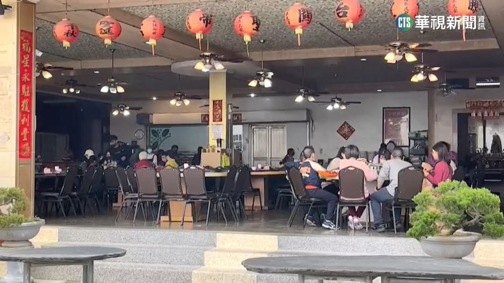 過年期間餐廳忙翻天 2小時十道菜只上一半