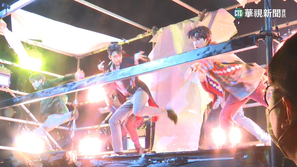 初二出演"極限震撼" AcQUA源少年嗨翻小巨蛋