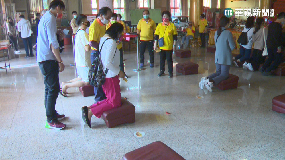 過年廟宇擲筊比賽　高雄現立筊　屏東連5聖筊