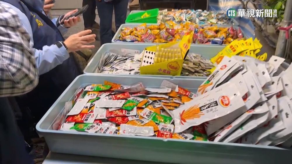 高雄新樂街年春節市集　中國製零食攤生意夯