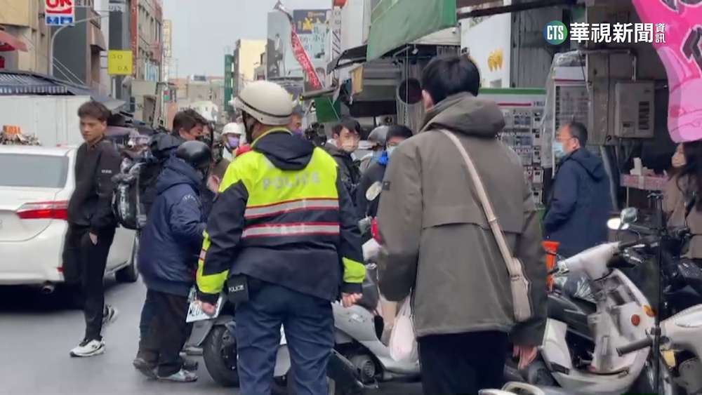 走春美食吸遊客大排長龍　違停擋路警拖吊趕人