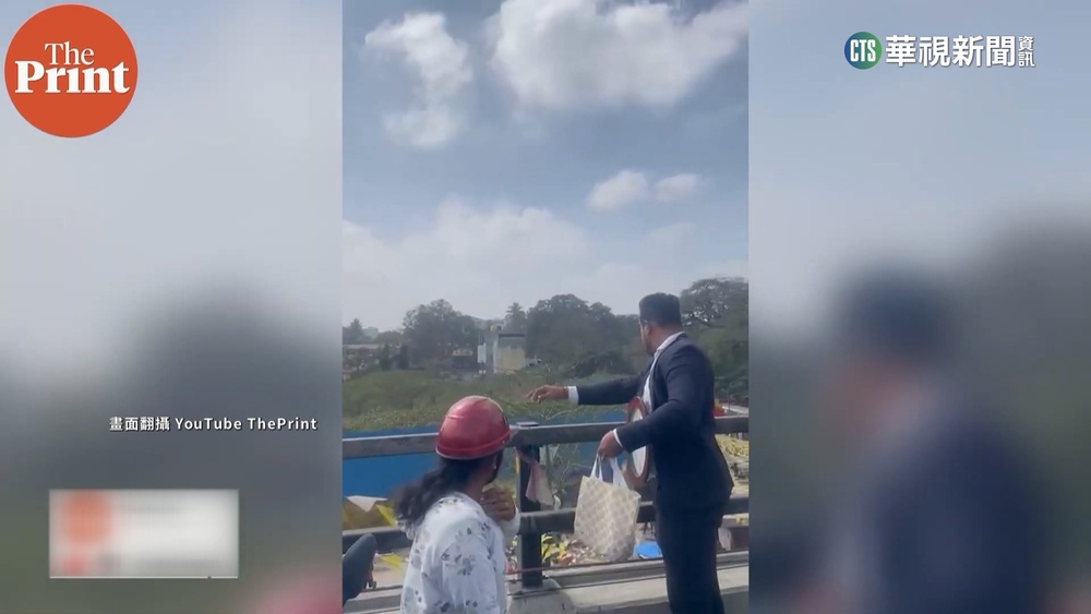 財神到？　印度男橋上灑錢一度擾亂交通