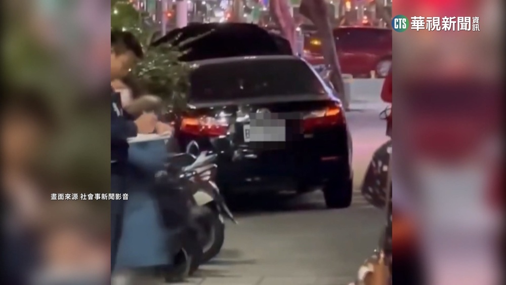 駕駛疑身體不適釀禍　衝人行道撞17機車