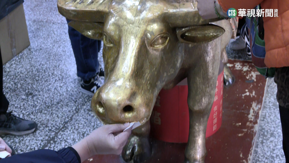 旗山財神廟「發財大砲」發開運紅包　民眾嗨搶