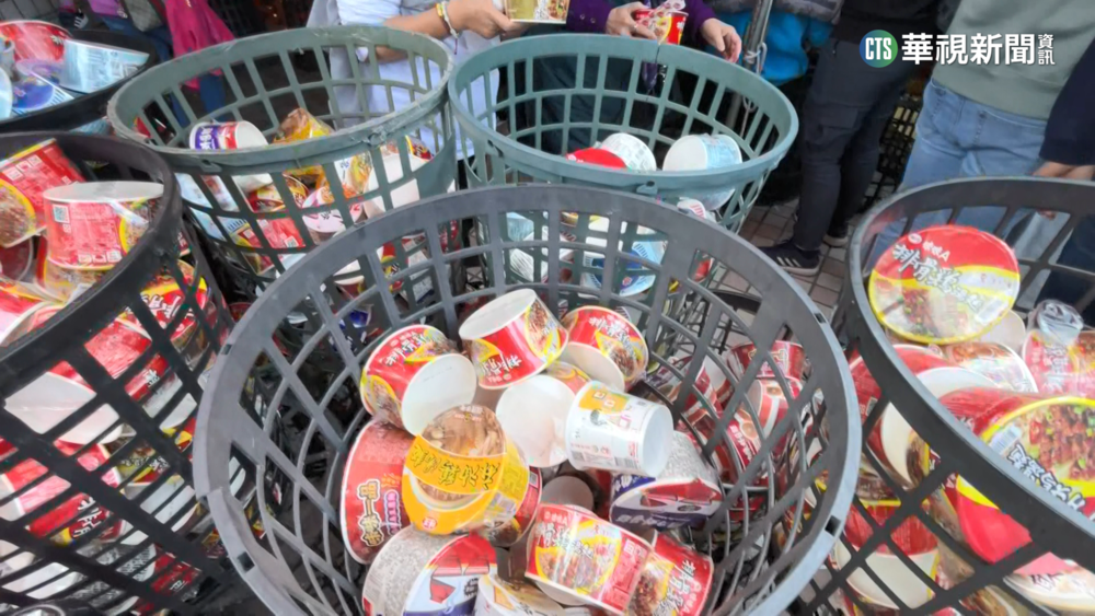 「泡麵土地公」求財夯　中寮石龍宮外車陣1公里