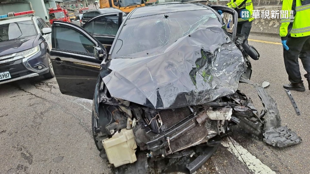 五股兩車相撞 4輕重傷1命危送醫急救