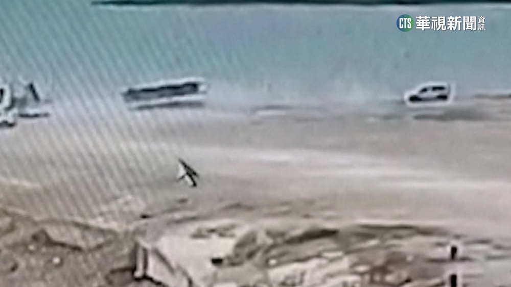 土耳其7人巴士驚悚墜湖　司機.乘客站椅上求生