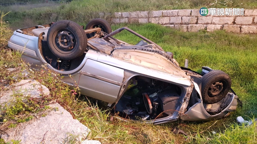 金門小客車疑爆胎衝大排 駕駛擦挫傷