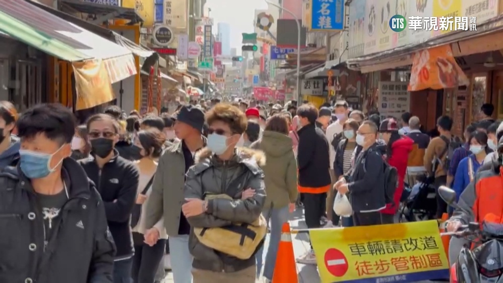 安平湧現走春人潮 遊客搶吃牛肉湯.草莓冰