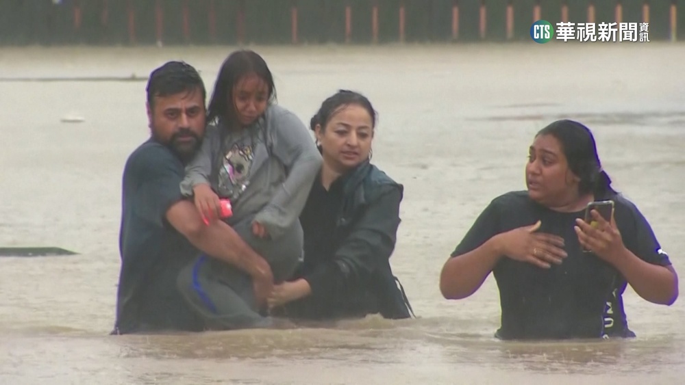 豪雨侵襲水淹及胸 奧克蘭居民雨中撤離