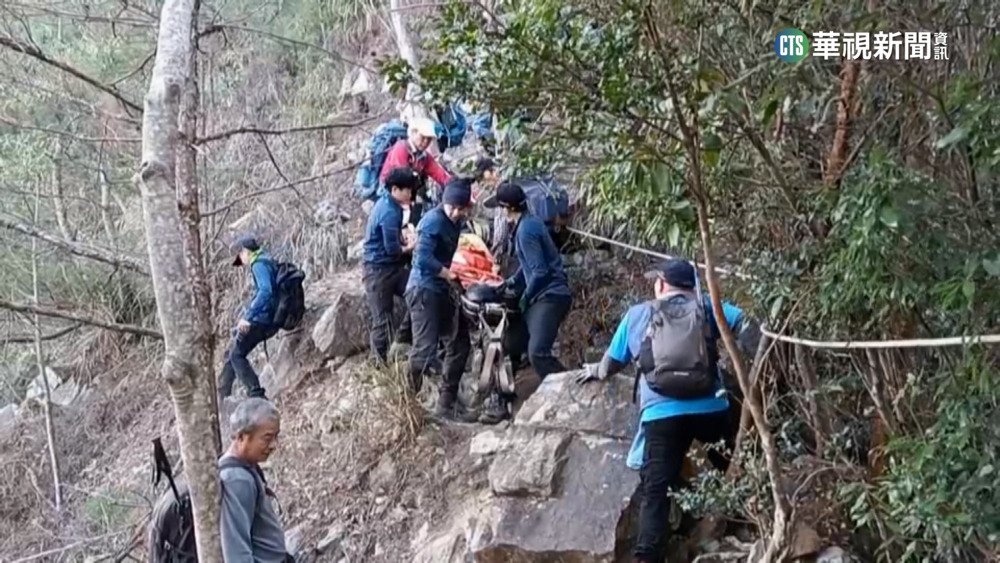 爬阿冷山跌30米山谷　男子疑腦震盪.黑鷹急救