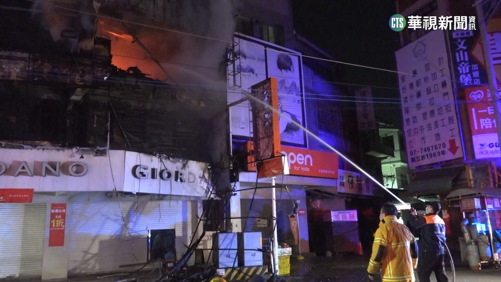 高雄服飾店"火舌狂噴" 屋主困7樓獲救驚魂