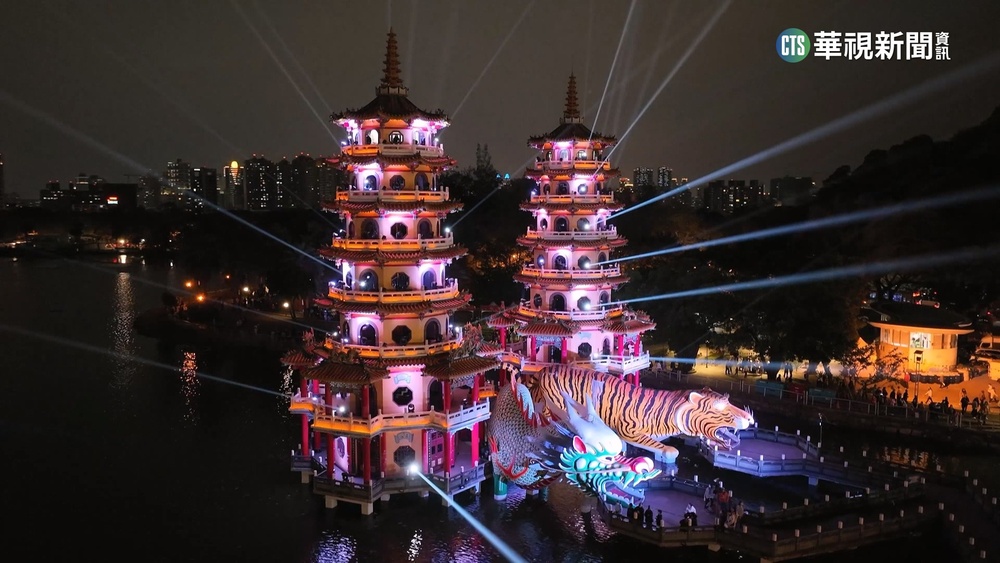 高雄蓮潭燈會首日湧30萬人　2男場外爆衝突