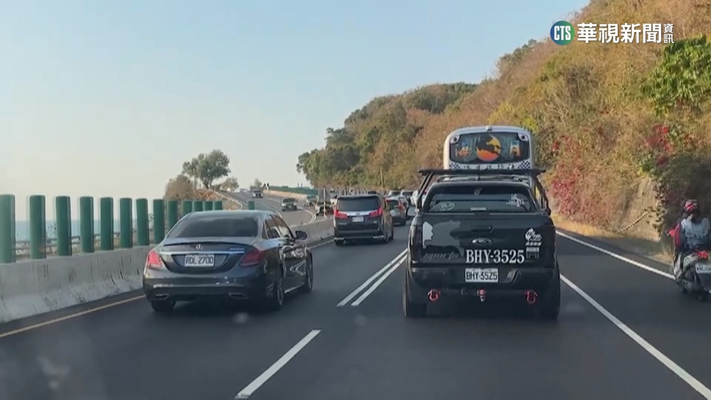 連假塞車想搶快　汽車違規行駛機慢車道挨罰