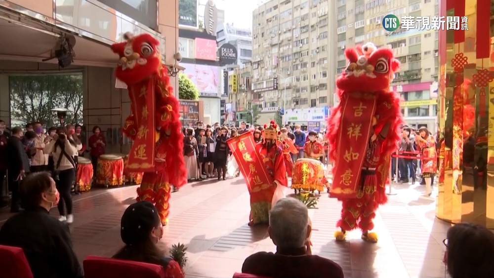 討喜氣好過年！　梓官國小舞獅隊走入社區祈福