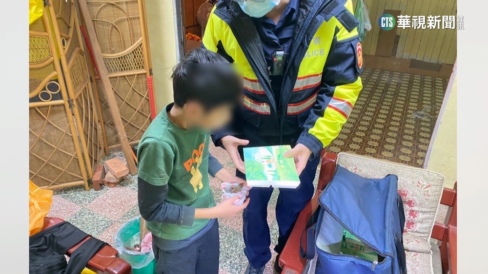 爸失智症發作忘記回家路　員警暖助父子返家