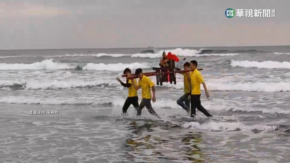 慶祝天公生！　外澳慶天宮「天公下海衝浪」
