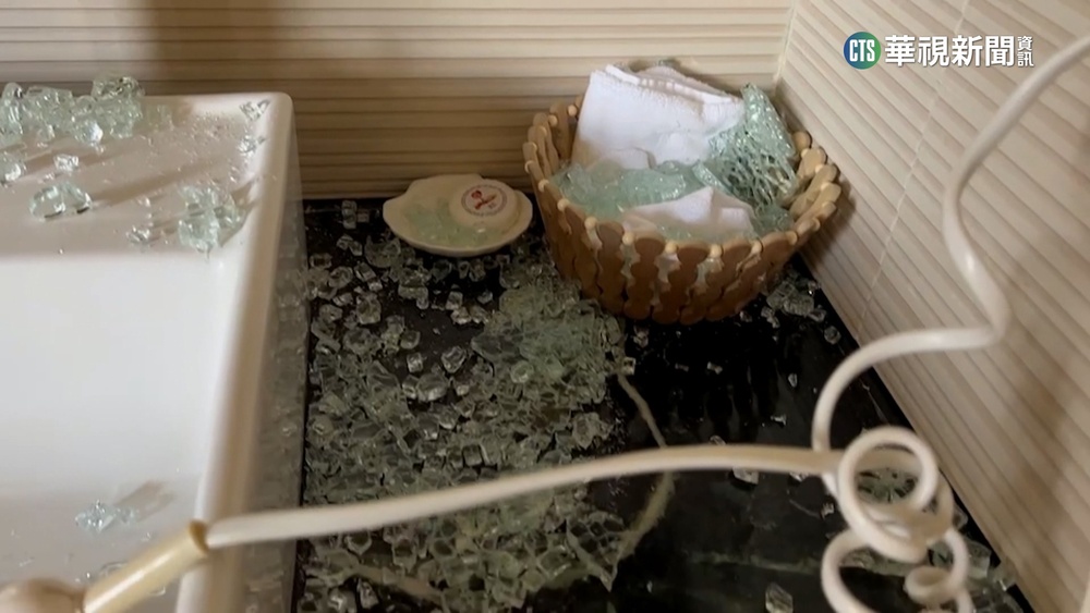 泡湯悚「浴血驚魂」　玻璃門突爆！男全身血求救