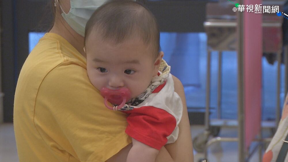 寶寶看診拒站體重機！醫出招「媽媽+寶寶一起站」 結果換媽崩潰：嚴正拒絕