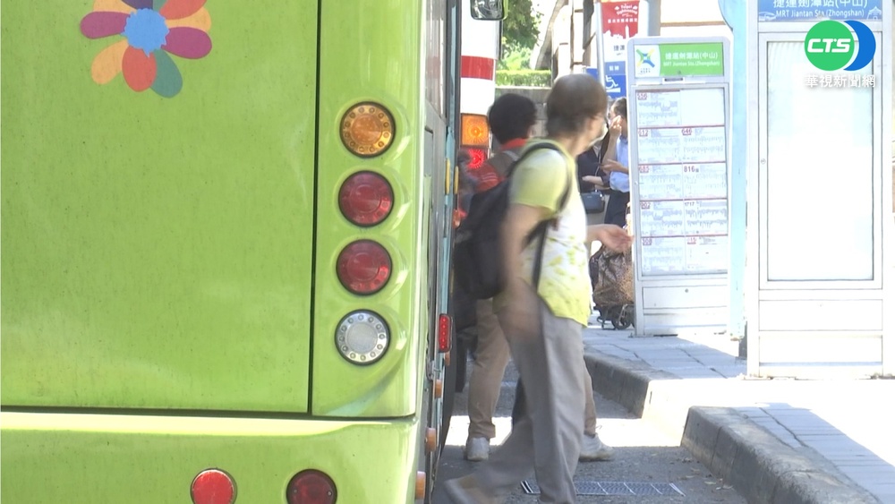 公車離站後還要求上車！開門仍遭客訴　司機嘆：真的很心寒